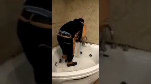 Как наклеить бортики на угловую ванну