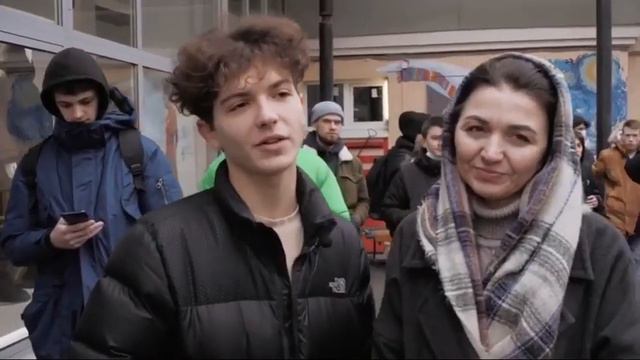 Люди стоят в очереди за бесплатными тату Кизару Петербуржци #kizaru #кизару смотреть онлайн