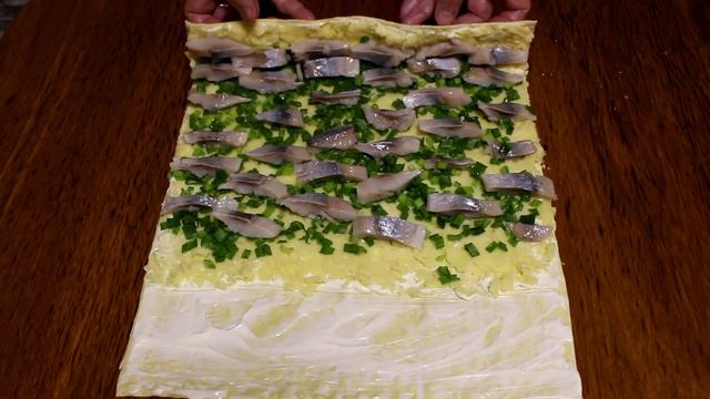 Беру селёдку и немного картошки - вкуснейший рулет готов!!!