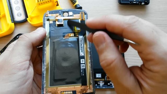 Разбираем YotaPhone 3+ и изучаем содержимое