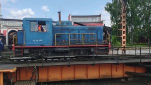 Погрузка угля в паровозный тендер железнодорожным краном КДЭ-151