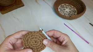 Круглая сумка из трикотажной пряжи. С деревянной ажурной вставкой и подкладкой