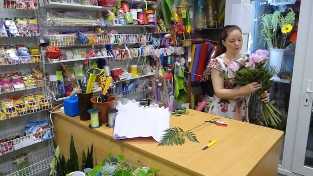 Собираем букет из пионов и лизиантусов