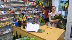 Собираем букет из пионов и лизиантусов