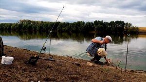 Ловля карпа в сельском пруду.