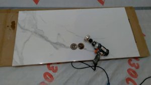 Отверстия под розетки в кухонном фартуке из керамогранита