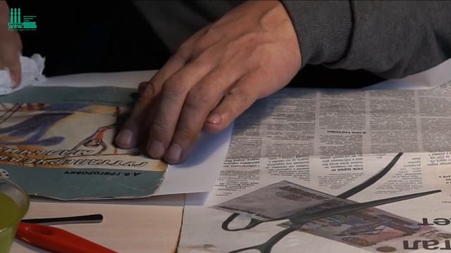 Мелкий ремонт брошюр. Ремонт обложки брошюры и скрепление уголков бумагой из чайного пакетика/ смотреть онлайн