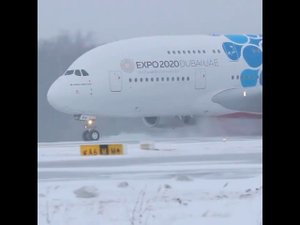 Эффектная посадка в снегопад самого большого пассажирского самолёта в мире - Airbus A380