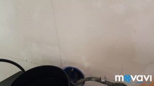 Вешаем вытяжку на кухню.