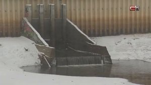 Открыли шлюз. В Сургуте начали сбрасывать воду из реки Сайма