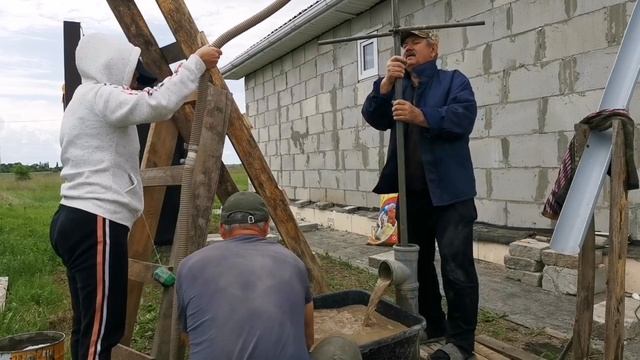 Самостоятельно пробурили скважину на своем участке.промо