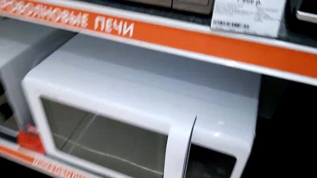 Микроволновые печи Samsung на витрине магазина. смотреть онлайн