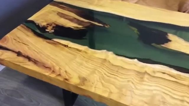 Стол из массива шелковицы с зеленой заливкой смотреть онлайн