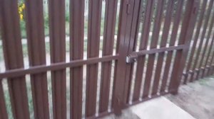 Забор из евроштакетника цвет шоколад с калиткой и распашные ворота