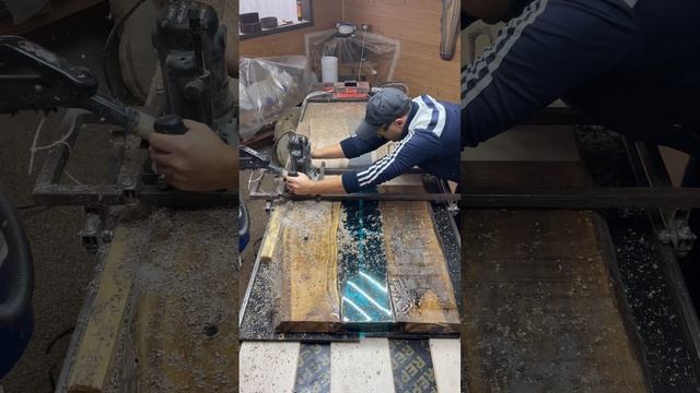 Фрезеровка стола после заливки эпоксидной смолой #alex_kudravtcev #top #wood #shotrs #epoxy #tiktok