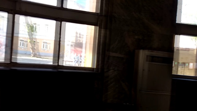 Обзор на станцию Метро Новокузнецкая весной днем внутри вестибюля и около самой станции возле нее