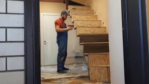 Лестница на металлокаркасе из ламината Quick Step.