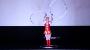 Народный цирк "Скоморохи" (ст.Старощербиновская) игра с хула хупами, исп. Музыченко Ульяна