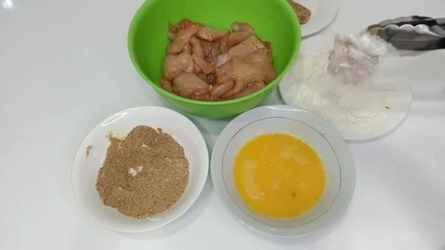 Куриная грудка в панировочных сухарях. простыерецепты куриныенаггетсы