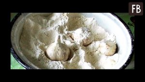 Храню чеснок в банках с солью прямо в кладовке. До нового урожая не сгнивает ни одной головки