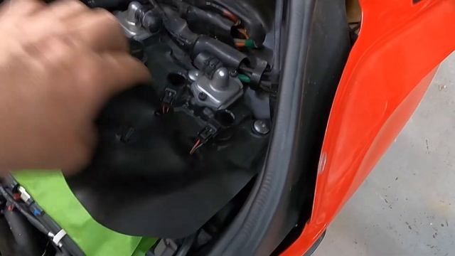 How to CHANGE the ZX6R SPARK PLUGS(2020) смотреть онлайн