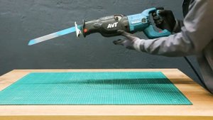 Сабельная пила Makita JR 3070 CT