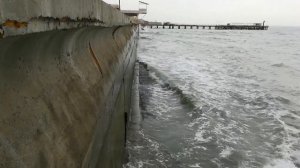 Пляж в Лоо смыло море