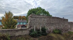 Эстония, город-курорт Хаапсалу, новая дорога и старый замок.Легенда Приведения Белой Дамы.