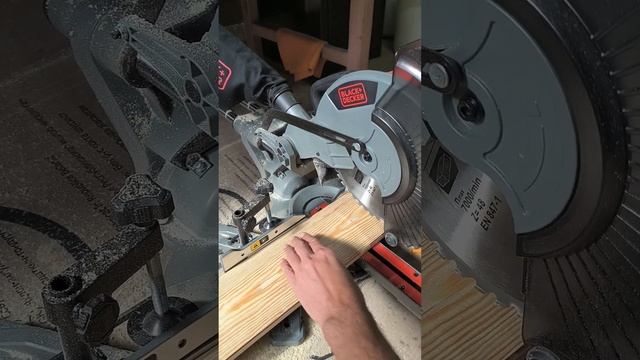 Переделал питание теневой подсветки на торцовке Black&Decker