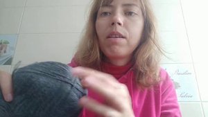 Как правильно тянуть нитку из мотка. Как смотать нитки в клубок.