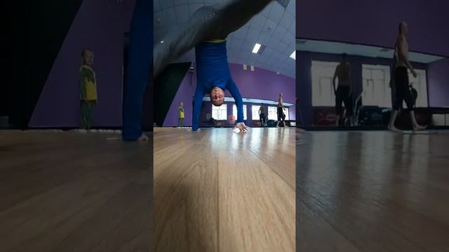 БРЕЙК-ДАНС. Кручусь на голове смотреть онлайн