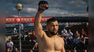 Таджикский боец Фаридун Одилов ждет новый бой