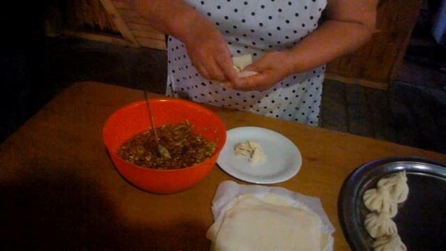 Как лепят хинкали в Грузии. смотреть онлайн