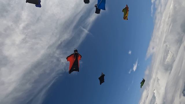 Вингсьют формация. Вертикаль, 17 пилотов. Попытка 1. ДЗ Пущино
Wingsuit Formation. Mixed. 17 way.