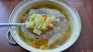 Куриный суп с лапшой и яйцом