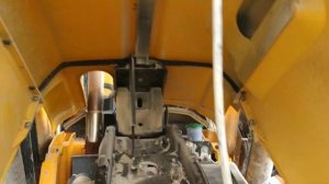 JCB 3cx- как открыть капот ?! где установлена ручка тросика капота ?!