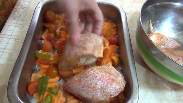 Морской окунь на овощной подушке под сметанным соусом.