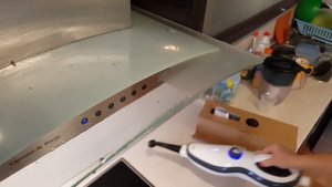 Отмыли вытяжку от жира с помощью паровой швабры Kitfort KT-1008