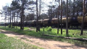 Тепловоз 3ТЭ10М-0127 с грузовым поездом выходит на перегон