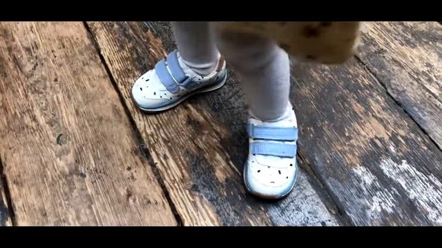 One year old girl dancing her first Zeibekiko to live music смотреть онлайн