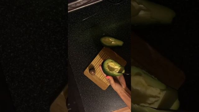 Как правильно разделать авокадо ( порезать авокадо ) смотреть онлайн