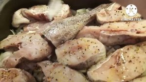 Вкусная запечённая треска на луковой подушке, под сырной корочкой