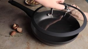 Посуда NADOBA: сковорода Nora и крышка Lota