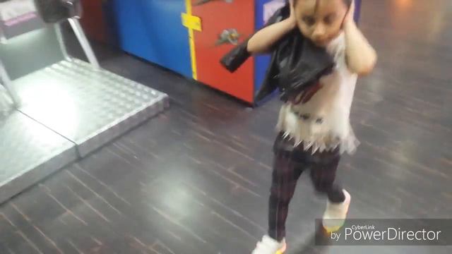 Vlog: Diversia | Игровые автоматы | Аня потеряла куртку ! смотреть онлайн