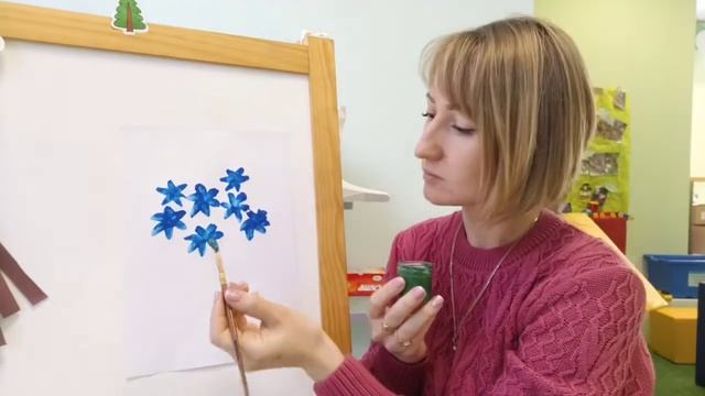 Рисуем незабудки для мамы.