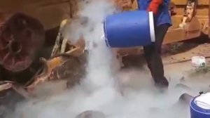 Запресовка огромного тракторного вала с помощью жидкого азота
