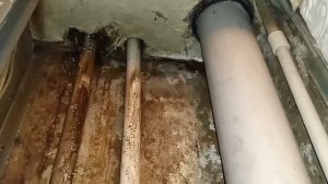 МЕНЯ ТОПЯТ СОСЕДИ СВЕРХУ ! ВСЁ ЛЬЁТСЯ ВНИЗ. Я НЕ ВИНОВАТА ! НАДО МЕНЯТЬ ТРУБЫ Г/Х ВОДЫ С 5 ПО 1 ЭТА