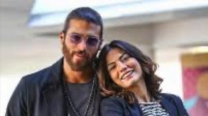 Can Yaman made a necklace with the initials of Demet Özdemir's name and wore it