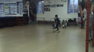 Челночное передвижение + ложные движения руками+ в разных стойках