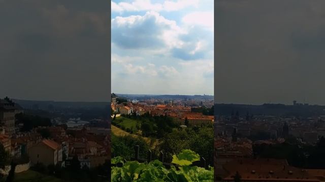 Вид на Прагу с площадки Страговского монастыря